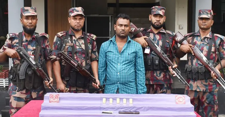 স্বর্ণের বারসহ বিজিবির হাতে আটক হওয়া ব্যক্তি